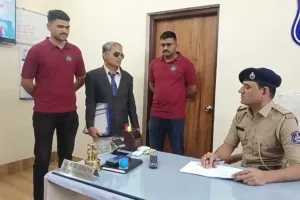 सूरत : सूट-बूट पहनकर रेड मारने पहुंचा 'फर्जी IT ऑफिसर' गिरफ्तार