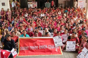 सूरत : ट्रेड यूनियनों की देशव्यापी हड़ताल से बैंकिंग सेवाएं ठप, 5,000 करोड़ का लेनदेन प्रभावित