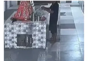 सूरत : चोर की 'अनोखी भक्ति'; पहले माताजी के पैर छुए, फिर कान पकड़कर मांगी माफी और ले उड़ा दानपात्र