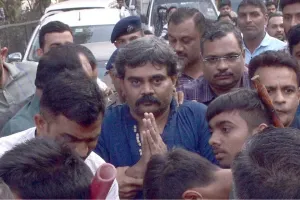 सूरत : आरोपी चिराग गोटी के रिकंस्ट्रक्शन के दौरान बेकाबू हुई भीड़