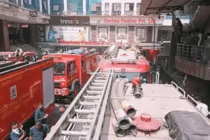 सूरत : सहारा दरवाज़ा स्थित जयश्री राम टेक्सटाइल मार्केट में भीषण आग