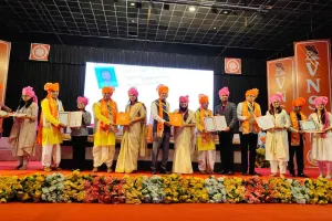 सूरत : वीएनएसजीयू का 58वां दीक्षांत समारोह, शंखनाद और वैदिक मंत्रोच्चार के बीच 8,725 विद्यार्थियों को मिलीं डिग्रियां