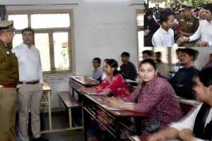 सूरत : बोर्ड परीक्षाओं का आगाज़, कलेक्टर और पुलिस कमिश्नर ने छात्रों को फूल देकर बढ़ाया उत्साह