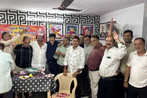 सूरत सिंधी क्लोथ एसोसिएशन ने फूलों की होली के साथ मनाया स्नेहमिलन समारोह