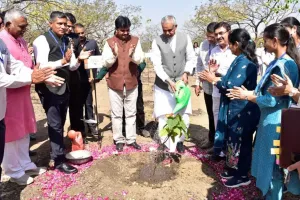राजकोट : गवर्नर आचार्य देवव्रतजी ने सौराष्ट्र यूनिवर्सिटी में ‘मेडिसिनल प्लांट गार्डन’ विस्तार परियोजना का उद्घाटन किया