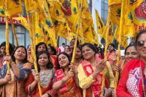 सूरत : श्याम पैलेस परिवार की भव्य निशान यात्रा और भजन संध्या, भक्तिमय माहौल में झूमे श्रद्धालु