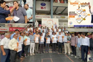 सूरत : व्यापारिक जगत में दिवाली जैसा जश्न, US टैरिफ में कटौती और यूरोप FTA का व्यापारियों ने मिठाइयां बांटकर किया स्वागत