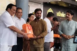 सूरत : सी.आर. पाटिल के जन्मदिवस पर फोस्टा का सेवा कार्यक्रम, 750 स्वच्छता कर्मियों को वस्त्र वितरित