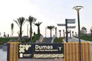 सूरत : डुमस सी फेस पर स्वच्छता अभियान, 400 किलो कचरा हटाया, 26 लोगों पर जुर्माना