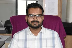 सूरत : सब रजिस्ट्रार मिहिर पटेल की UPSC में सफलता, 5वीं कोशिश में AIR 709 हासिल किया 