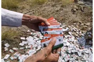 सूरत : अंकलेश्वर में कचरे में मिले आयुष्मान कार्ड, हेल्थ सिस्टम पर उठे सवाल