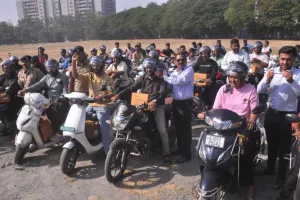 सूरत में सड़क सुरक्षा पहल: सिविल हॉस्पिटल स्टाफ को 1000 हेलमेट वितरित