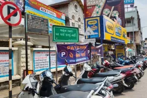 सूरत : नो-पार्किंग के नीचे पे-एंड-पार्क!  विरोधाभासी बोर्ड से प्रशासन पर उठे सवाल
