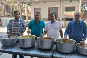 सूरत : अग्रवाल समाज जागृति सेवा समिति ने वृद्धाश्रम में कराया भोजन सेवा 