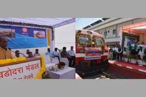 वडोदरा :  मियागाम-डभोई- प्रतापनगर डेमू सेवा के ट्रायल रन को सांसद मनसुखभाई वसावा एवं अन्य जनप्रतिनिधियों ने दिखाई हरी झंडी