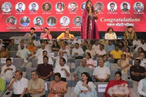 सूरत : एकल श्रीहरि वनवासी विकास ट्रस्ट द्वारा भव्य कवि सम्मेलन, इंसानियत से लेकर राजनीति तक गूंजे कविता और व्यंग्य