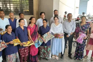 सूरत : परमार्थ फाउंडेशन की कोमलबेन बचकानीवाला ने मरीज़ों की सेवा कर मनाया जन्मदिन