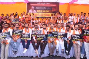 सूरत : खड़गे के बयान पर शहर भाजपा इकाई  का मौन विरोध, काली पट्टी बांधकर प्रदर्शन