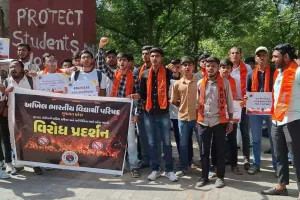 सूरत : GCAS पोर्टल की गड़बड़ियों पर वीएनएसजीयू में छात्रों का प्रदर्शन