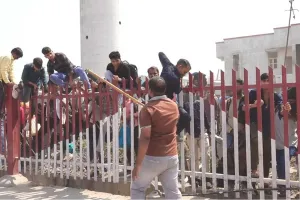 सूरत : उधना स्टेशन भगदड़ पर रेलवे का यू-टर्न? जीएम बोले— “कोई लाठीचार्ज नहीं हुआ”