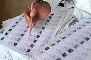 सूरत :नगर निगम चुनाव से पहले सख्ती, ड्यूटी से गैरहाजिर बीएलओ पर कार्रवाई, पुलिस वारंट के बाद तुरंत पहुंचे कार्य पर