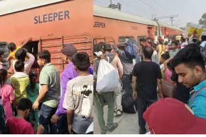 सूरत : उधना स्टेशन बना ‘मिनी इंडिया’, 12 घंटे में 18 हजार से अधिक यात्रियों की रवानगी