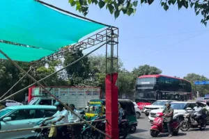 सूरत : ट्रायल से पहले ही ट्राफिक में फंसी डबल डेकर बस, खराब प्लानिंग से ट्रैफिक जाम