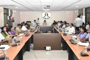 सूरत : चुनाव तैयारियों को लेकर समीक्षा बैठक, अधिकारियों को दिए सख्त निर्देश