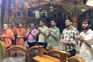 सूरत : स्वामीनारायण गुरुकुल में फूलों से सजी ठाकोरजी की वाघा, श्रद्धा और सेवा का अनूठा संगम