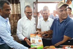 सूरत : उधना स्टेशन पर यात्रियों की भारी भीड़ से अफरा-तफरी, नियमित ट्रेनों की कमी बनी बड़ी वजह