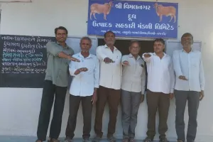 राजकोट : जामकंडोरना में मतदाता जागरूकता का अनोखा अभियान, मिल्क सोसाइटियों ने दिलाई ‘निर्भय मतदान’ की शपथ