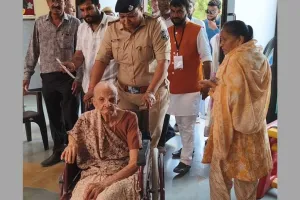 वडोदरा में 100 वर्षीय महिला ने पेश की मिसाल, मतदान कर दिया जागरूकता का संदेश