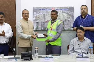 वडोदरा मंडल में कार्यरत पॉइंट्स मैन विक्रम  महाप्रबंधक द्वारा संरक्षा पुरस्कार से सम्मानित