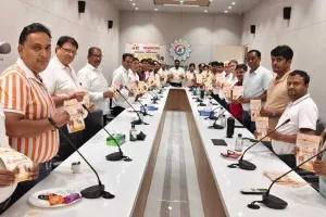 सूरत : “गौ सम्मान अभियान” को लेकर व्यापारियों की बैठक, 7 मई को विशाल रैली का आह्वान