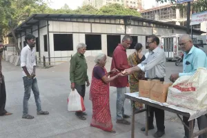 सूरत : सिविल अस्पताल परिसर में मरीजों के परिजनों के लिए सेवा कार्य, अधिक मास के पहले दिन नाश्ता वितरण