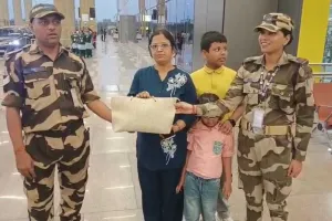 सूरत : सूरत एयरपोर्ट पर CISF जवानों की ईमानदारी की मिसाल, महिला यात्री का लाखों रुपये और आभूषण से भरा बैग लौटाया