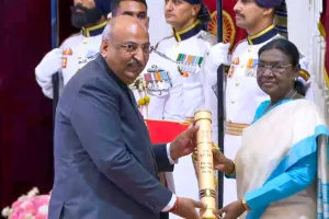 सूरत : “ऑर्गन मैन ऑफ इंडिया” नीलेश मंडलेवाला को राष्ट्रपति द्रौपदी मुर्मू ने पद्म श्री से किया सम्मानित