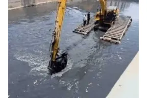 सूरत : खाड़ी में बाढ़ रोकने के लिए नगर निगम का हाईटेक एक्शन प्लान, दिल्ली से मंगवाई गईं 4 फ्लोटिंग मशीनें