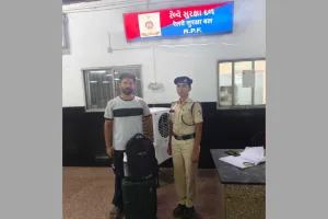 वडोदरा : रेल सुरक्षा बल की तत्परता से यात्रा के दौरान छूटा महंगा लैपटॉप एवं अन्य सामान सुरक्षित वापस मिला
