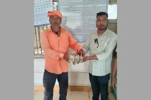 वडोदरा : रेलकर्मी ने पेश की ईमानदारी की मिसाल, ट्रैक पर मिला बैग कैश सहित लौटाया 