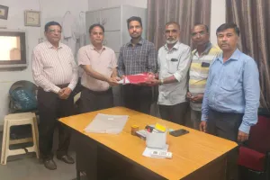 सूरत : सुदामा ट्रस्ट की अनूठी पहल; स्मीमेर मेडिकल कॉलेज में मृतकों के सम्मान हेतु शुरू हुआ “कफन अर्पण सेवा” अभियान