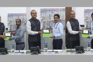 वडोदरा  : सजगता से संभावित रेल‌ दुर्घटना टालने के लिए वडोदरा मंडल में कार्यरत 3 कर्मचारी महाप्रबंधक द्वारा संरक्षा पुरस्कार से सम्मानित