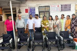 सूरत : मारवाड़ी युवा मंच सूरत शाखा एवं मुस्कान शाखा ने उधना रेलवे स्टेशन को भेंट की 5 व्हीलचेयर