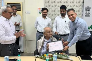 वडोदरा : 100 वर्ष पूर्ण होने पर सेवानिवृत्त रेलकर्मी उमेदभाई पटेल का वडोदरा मंडल द्वारा गरिमामय सम्मान