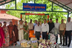 सूरत : एन्जॉय ग्रुप ने वृद्धाश्रम में किया सेवा कार्य, बुजुर्गों को वितरित की आवश्यक सामग्री