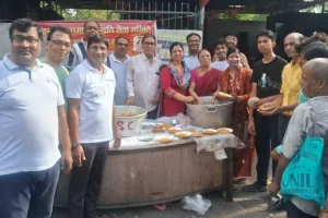 सूरत : अधिक मास पूर्णिमा पर अग्रवाल समाज सेवा समिति ने कराया भंडारा, सैकड़ों लोगों ने ग्रहण किया प्रसाद