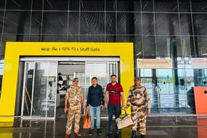 सूरत : सीआईएसएफ की सतर्कता और ईमानदारी की मिसाल, 53.34 लाख रुपये के आभूषणों से भरा बैग यात्री को लौटाया