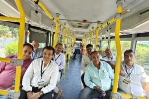 सूरत : प्रधानमंत्री मोदी की अपील का असर, सचिन के उद्योगपति ई-बस से पहुंचे कार्यक्रम में