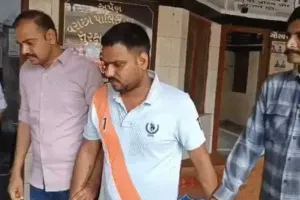 सूरत : 50 लाख रुपये की लूटकांड का मास्टरमाइंड कुंदन भगत सूरत लाया गया