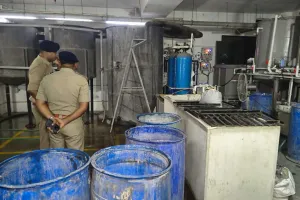 सूरत : ईटीपी प्लांट के टैंक में उतरे 4 सफाईकर्मियों की दम घुटने से मौत, सुरक्षा उपकरणों को लेकर बड़ी लापरवाही आई सामने